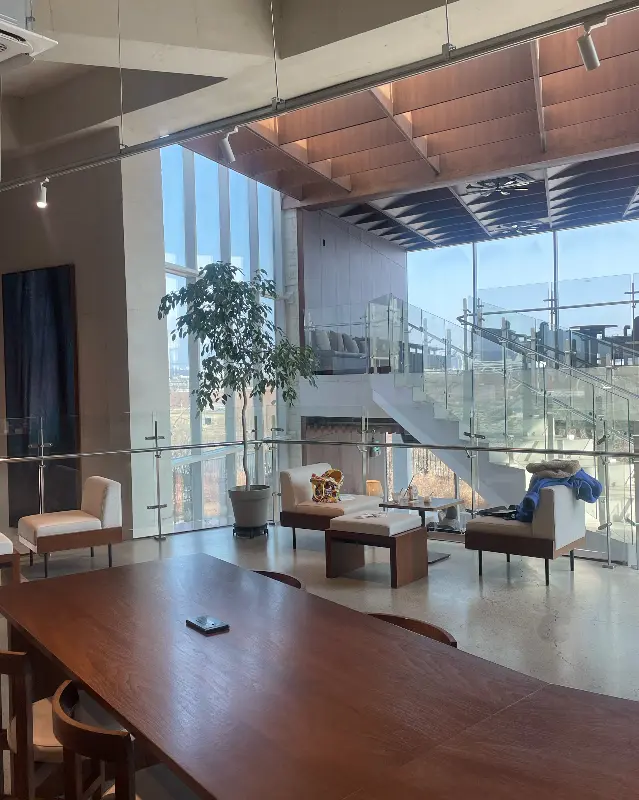 넓고 테이블 간 간격이 넓어 편안한 카페 내부