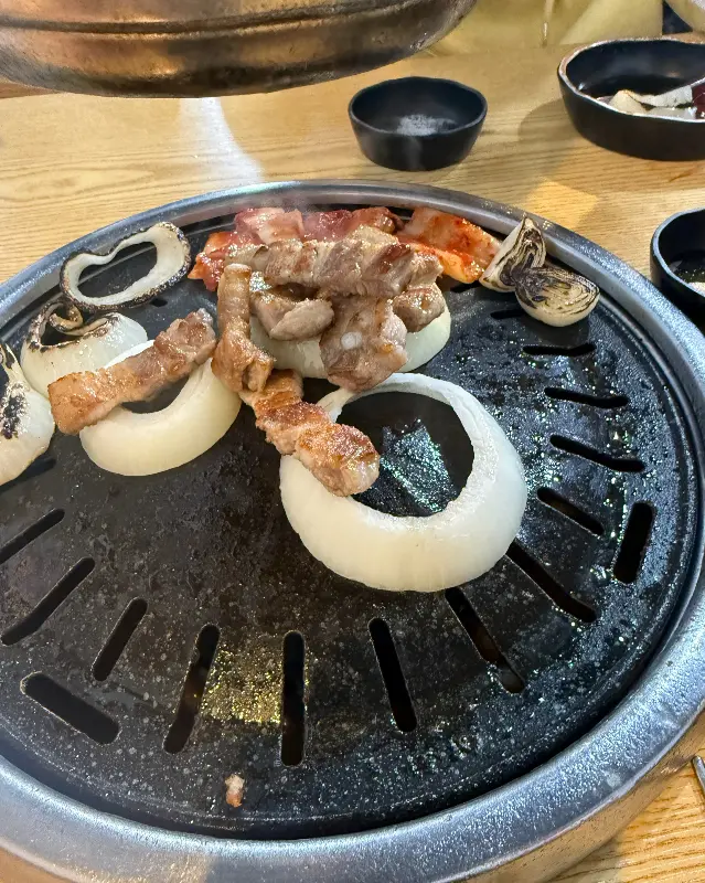 구운 김치와 함께 즐기는 삼겹살