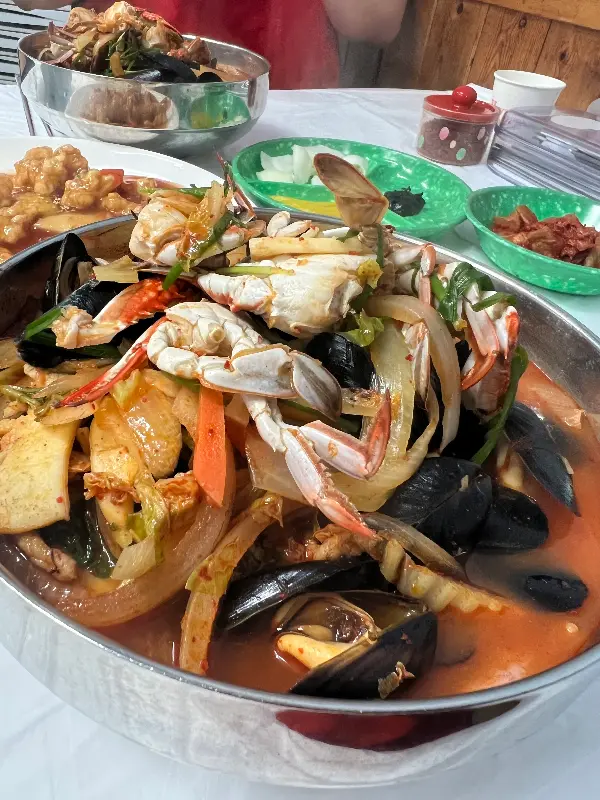 해물짬뽕과 탕수육 한 상 차림