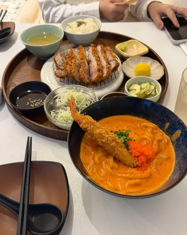 새우 한 마리가 통째로 올라간 로제 우동