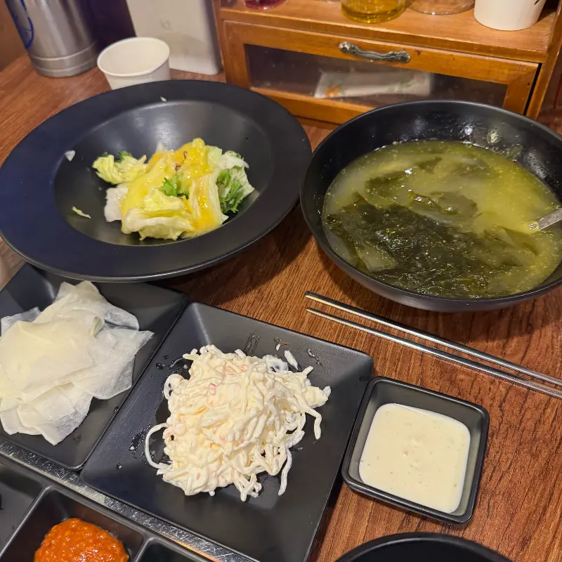 정갈하게 담겨 나온 밑반찬들