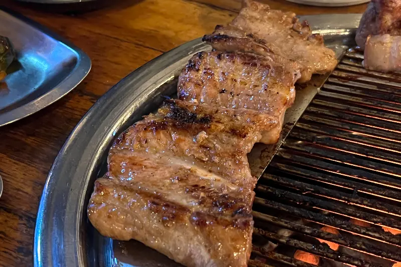 잘 구워진 흑돼지 목살