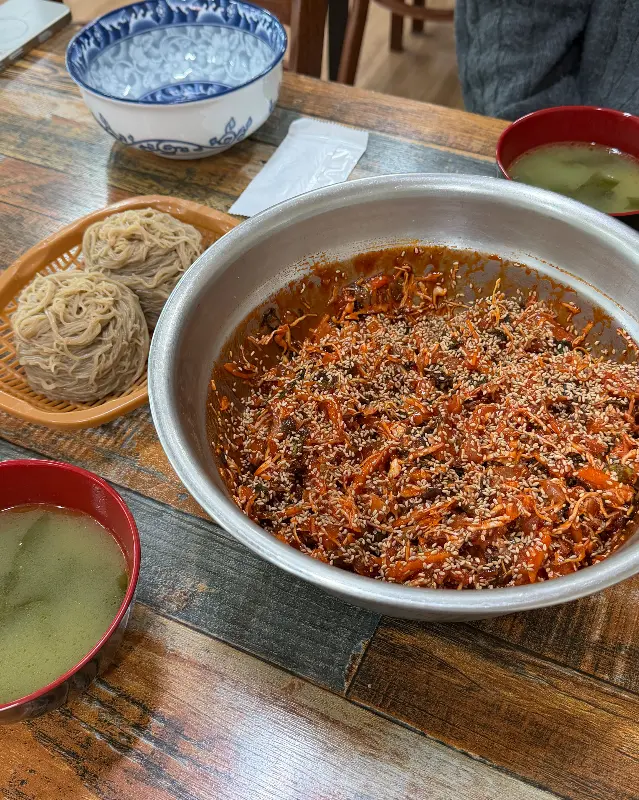 정갈하게 차려진 물회 한 상