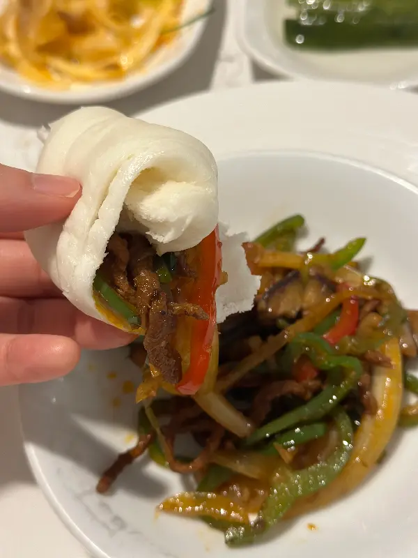 피망 쇠고기 볶음과 꽃빵