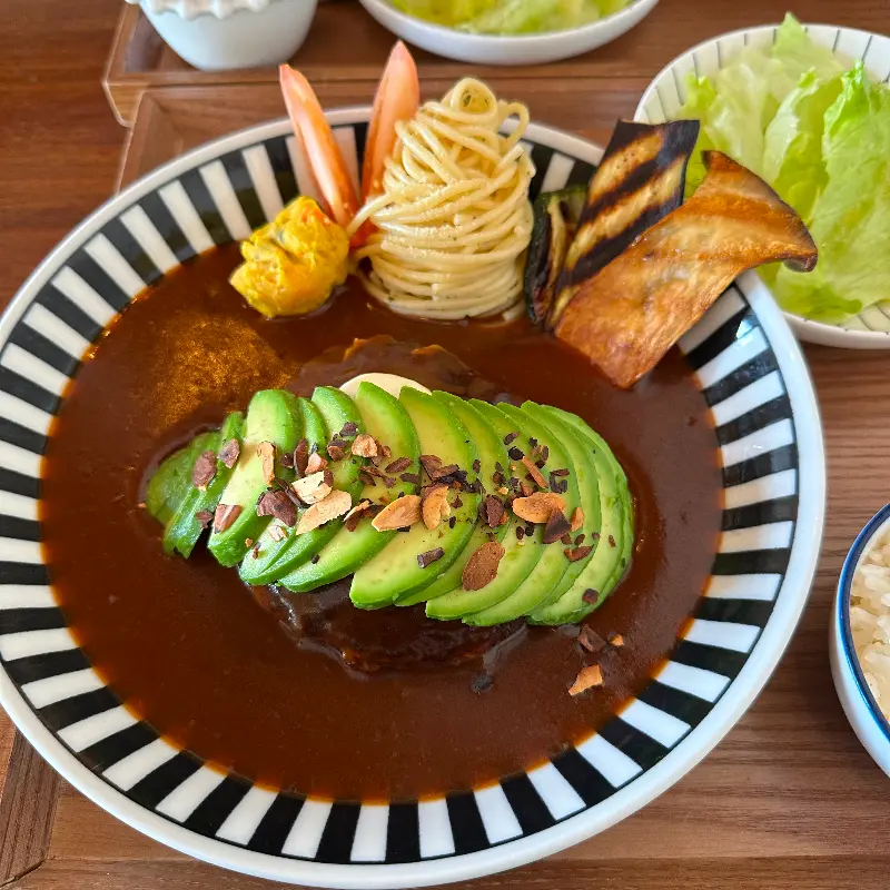 아보카도 함박스테이크 비주얼