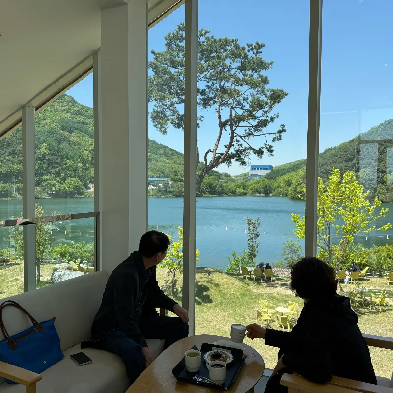 창밖 풍경을 감상하는 사람들