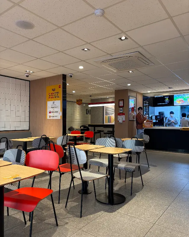 맥도날드 중랑점 내부