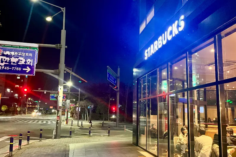 밤에 빛나는 매장 외관