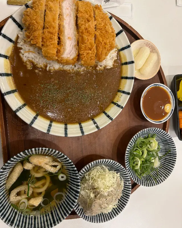 돈까스 카레 정식의 모습