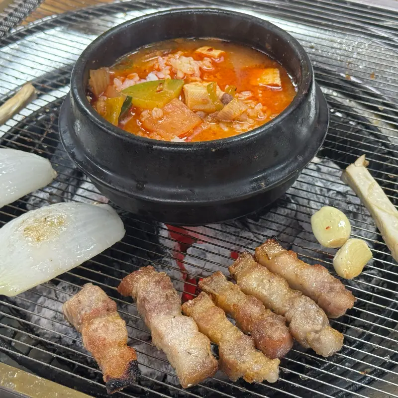 숯불과 고기, 찌개