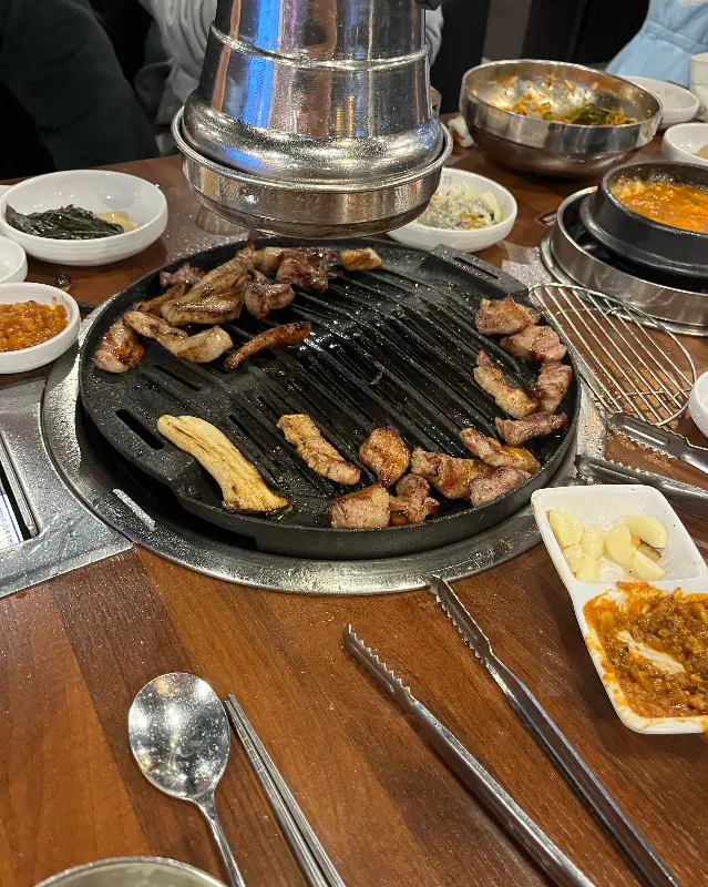 불판에 구워지는 돼지고기