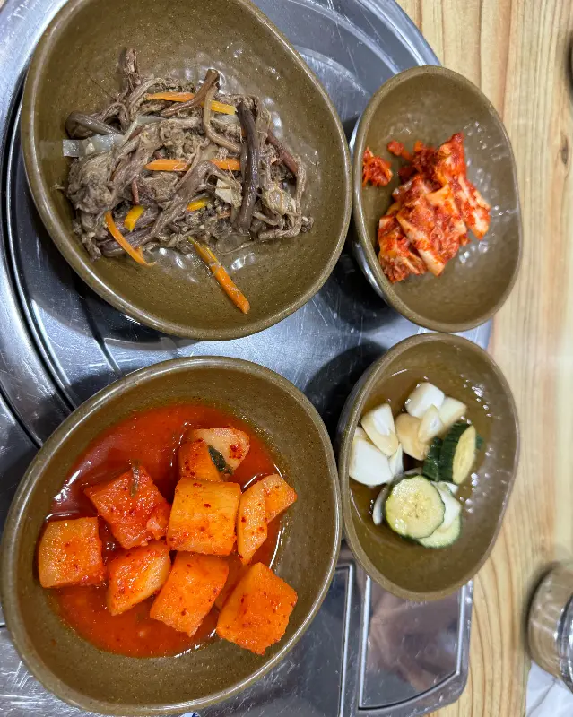 정갈하게 담겨 나온 밑반찬