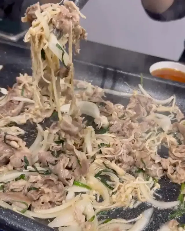 젓가락으로 오리 불고기를 들어올리는 모습