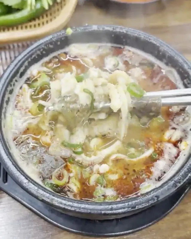 뚝배기 가득 담긴 내장탕