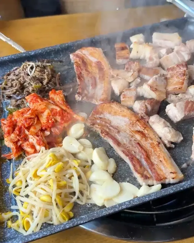 김치, 콩나물, 고사리와 함께 구워먹는 오겹살
