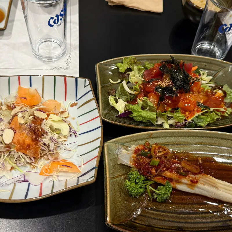 다양한 스끼다시가 놓인 테이블