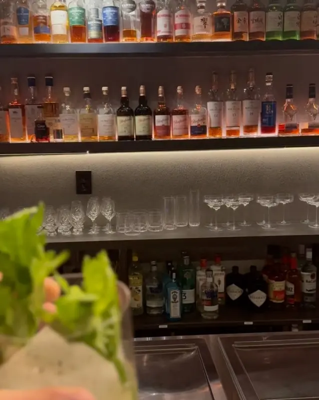 체리베이스먼트 바 테이블 전경