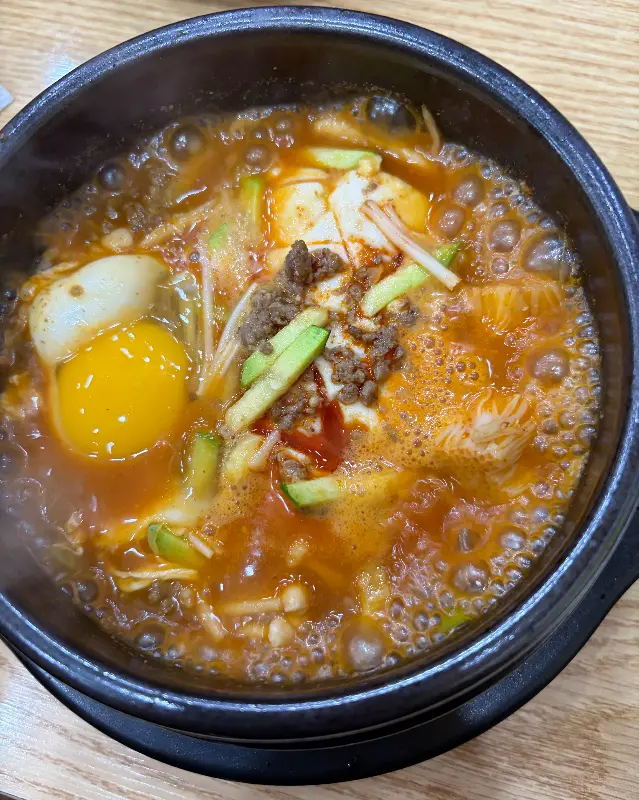 보글보글 끓는 순두부 찌개