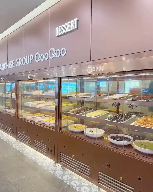 다양한 디저트가 진열된 쇼케이스