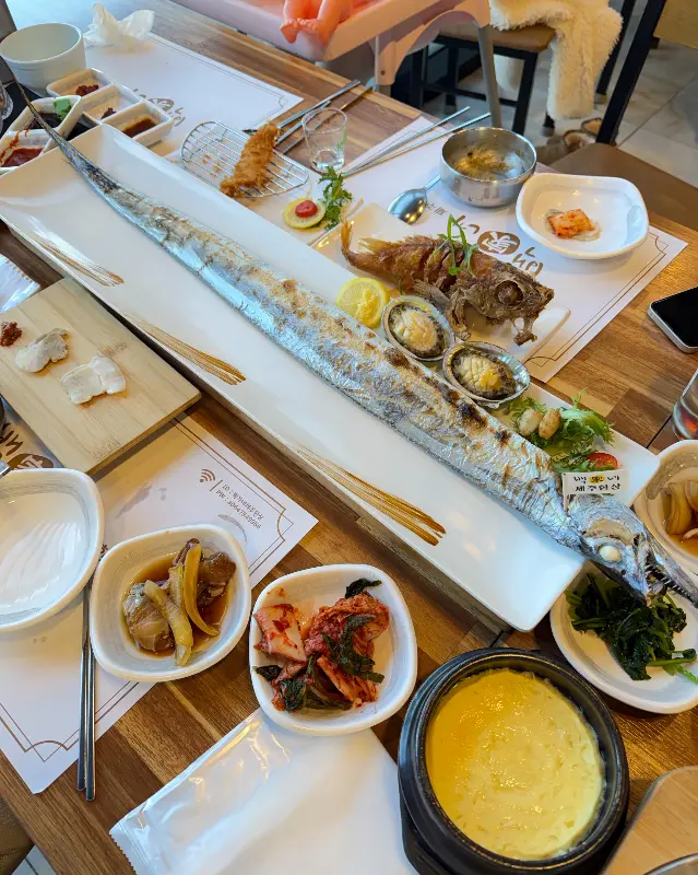 한상 가득 차려진 갈치구이 정식