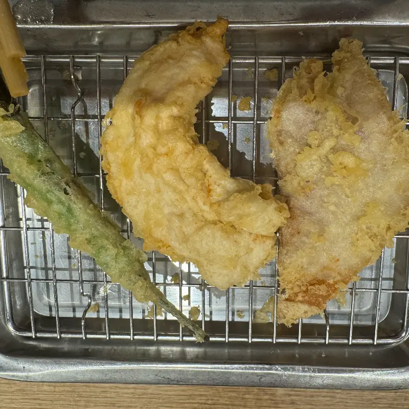 갓 튀겨져 나온 따끈따끈한 튀김