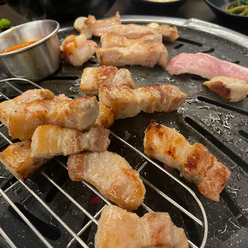 숯불에 구워진 삼겹살