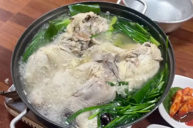 보글보글 끓고 있는 닭백숙