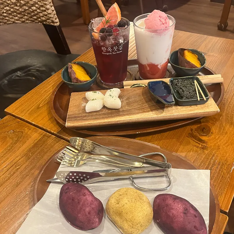 다양한 음료와 다과