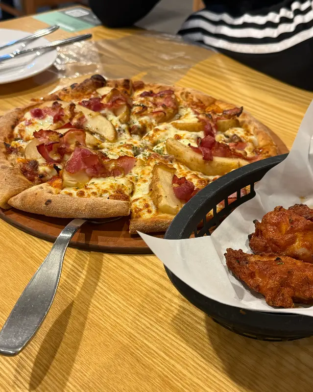 피자와 함께 곁들여 먹기 좋은 핫윙