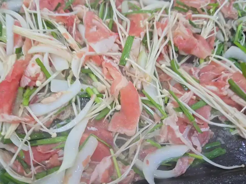 다양한 야채와 함께 즐기는 오리 대패