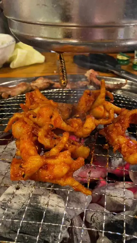 숯불에 구워먹는 닭발