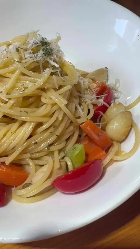 신선한 채소가 들어간 알리오 올리오 파스타