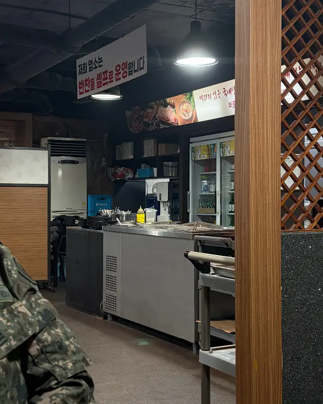 넓은 매장 내부와 셀프바