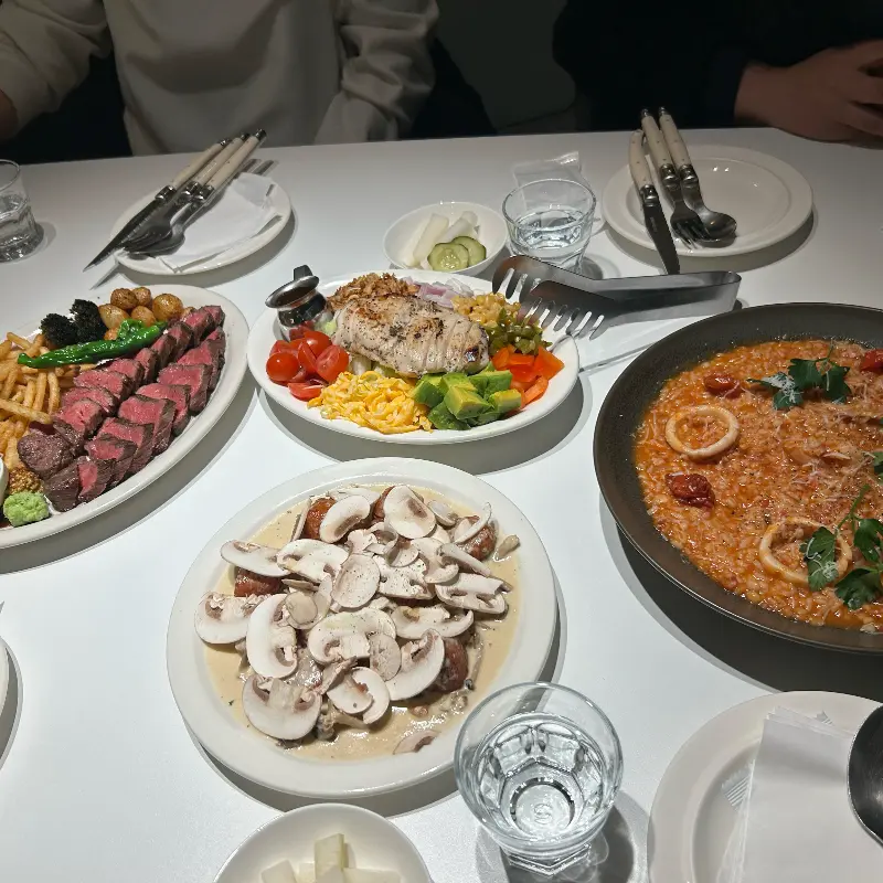스테이크, 파스타, 샐러드 등 푸짐한 한 상 차림