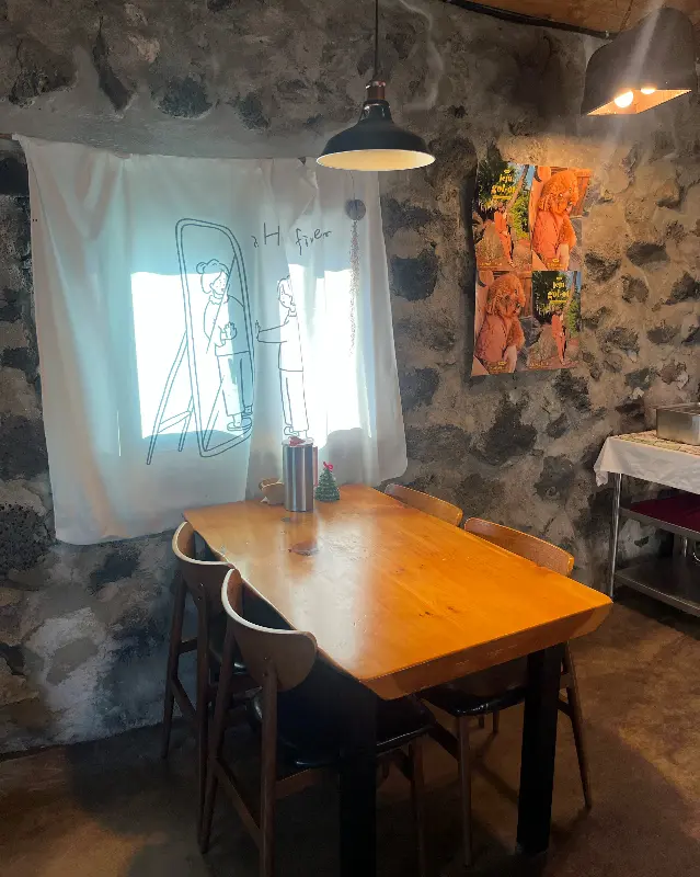 돌담 벽에 걸린 그림