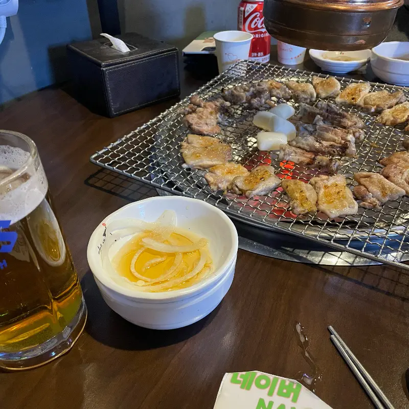 시원한 맥주와 함께 즐기는 닭갈비