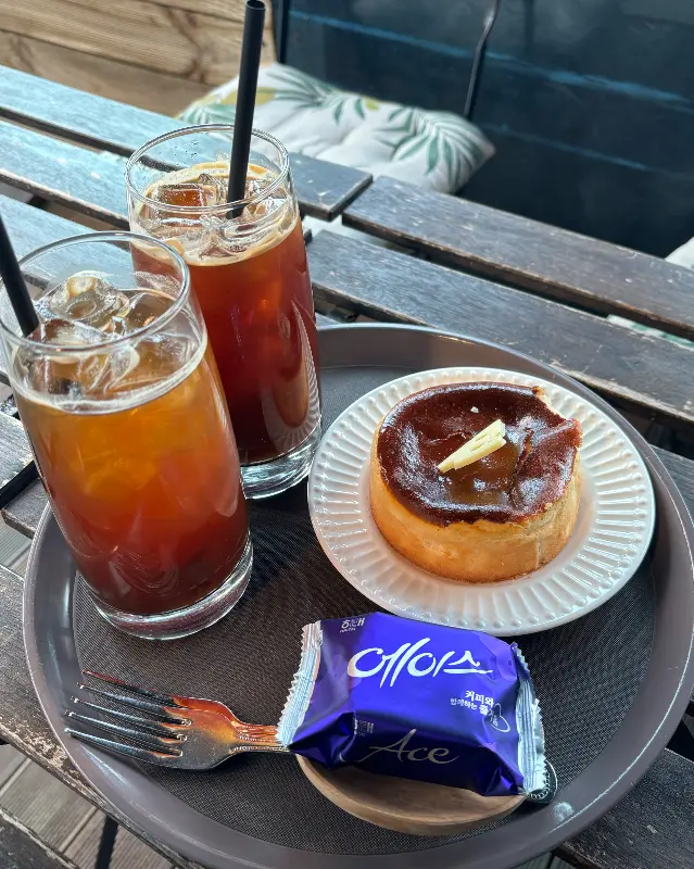 아메리카노와 숏크림라떼, 그리고 에이스 과자가 함께 놓인 쟁반