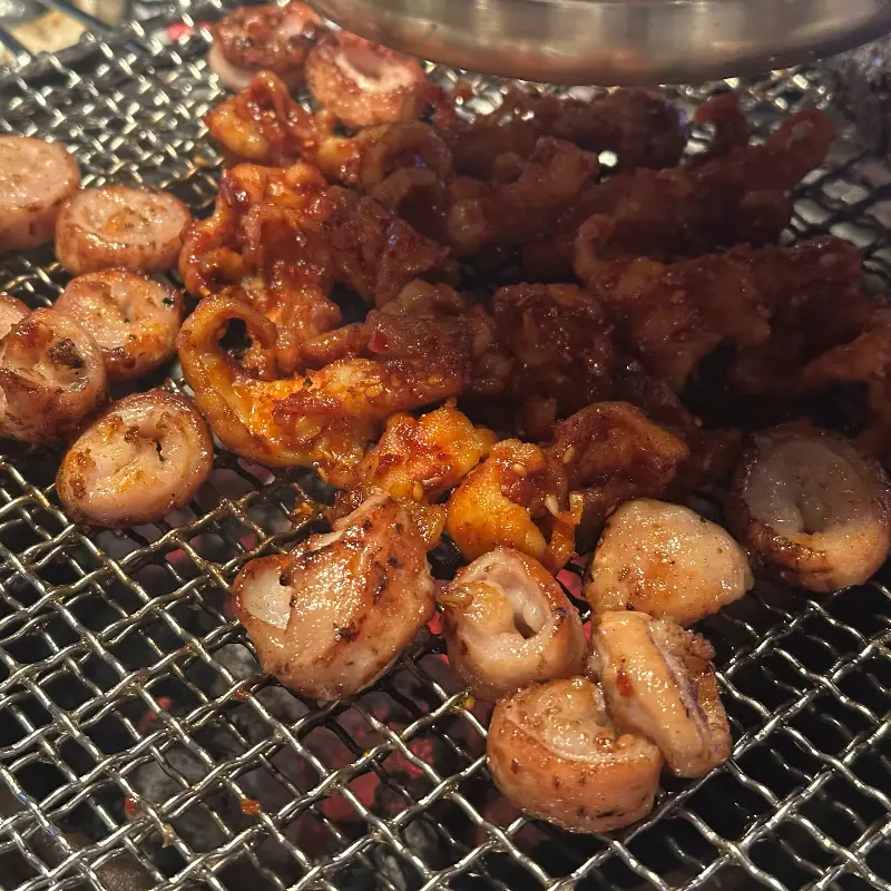 양념 막창이 불판 위에서 맛있게 구워지는 모습