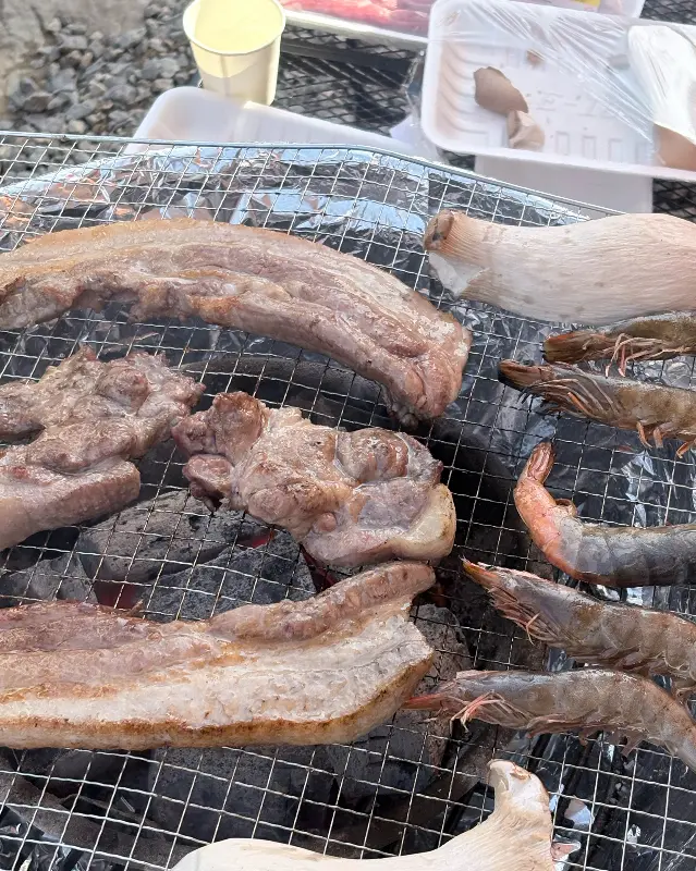 숯불 위에서 익어가는 고기