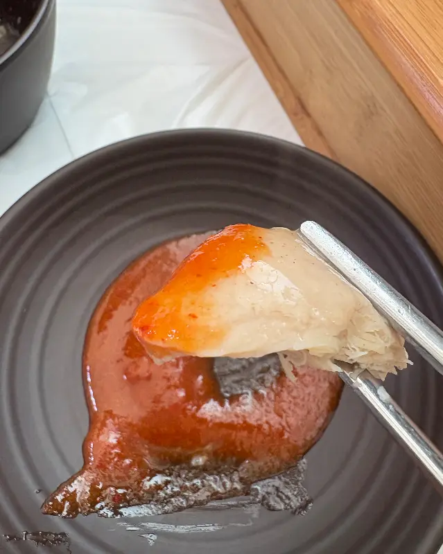 특제 소스에 찍은 닭고기