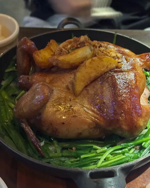 먹기 좋게 손질된 참나무 장작구이 치킨