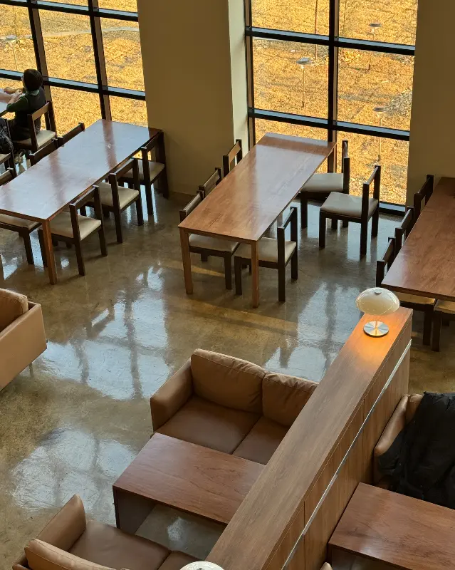 테이블과 의자가 놓인 카페 내부