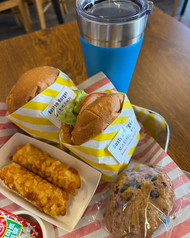 쟁반 위에 놓인 햄버거, 튀김, 쿠키