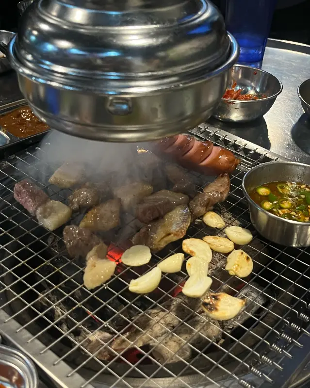 연탄불 위에서 구워지는 뒷고기