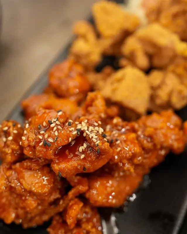 윤기가 흐르는 양념 치킨