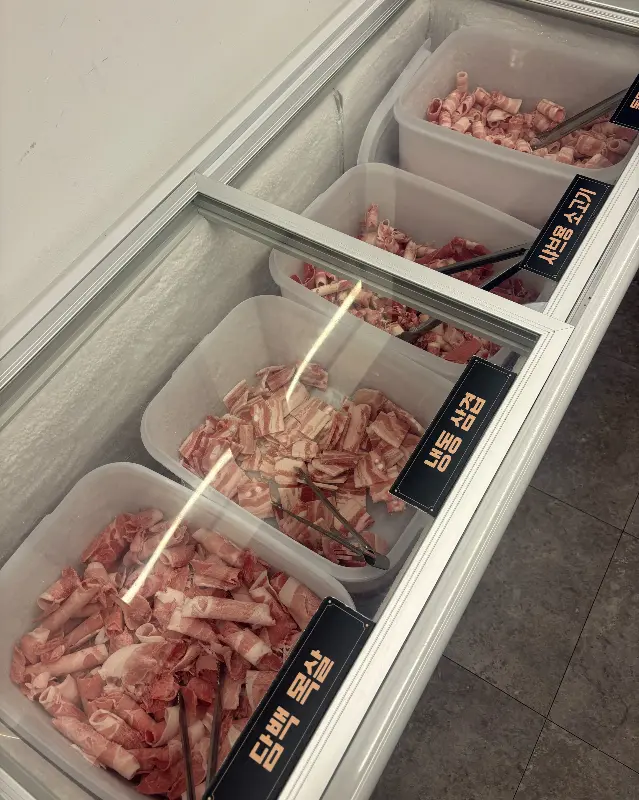 신선한 고기들이 가득한 냉동 쇼케이스
