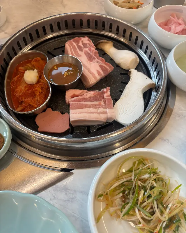 불판 위의 삼겹살