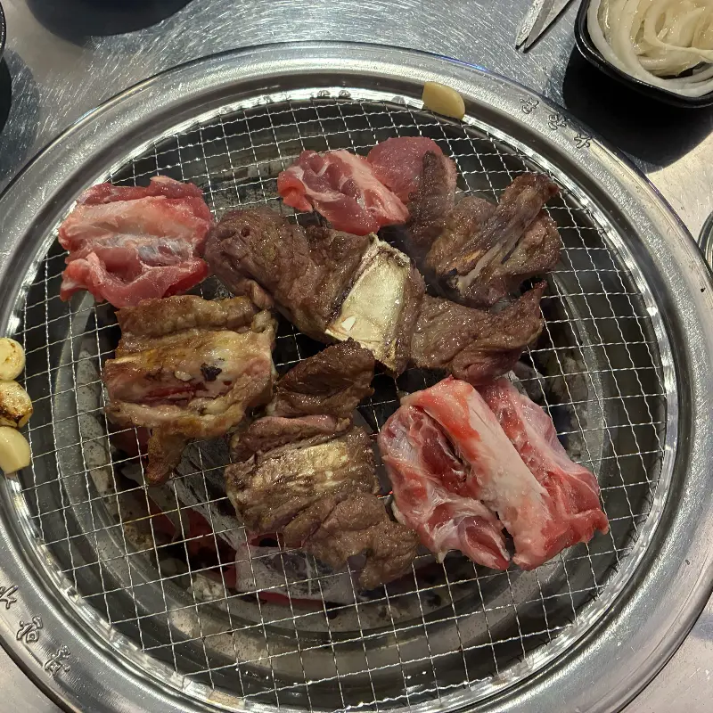 숯불 위에 올려진 생갈비