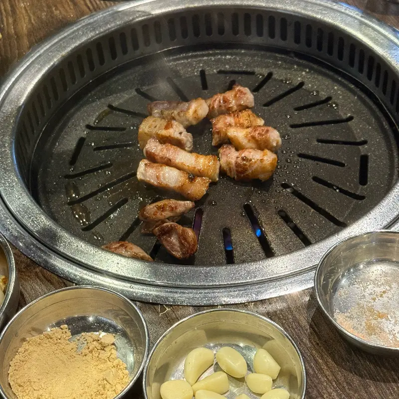 불판 위에서 맛있게 익어가는 삼겹살