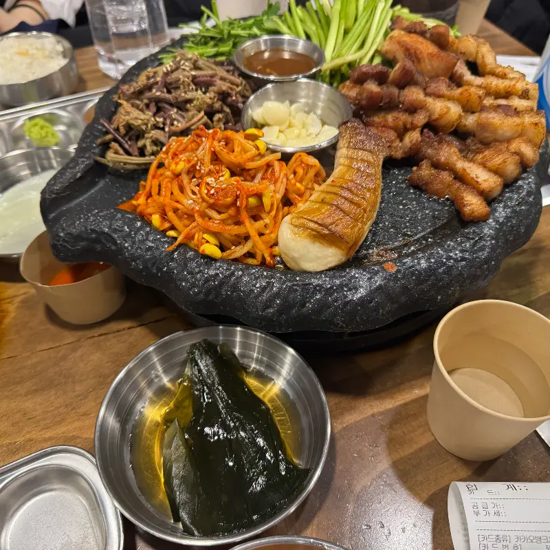 돌판 가득 담긴 삼겹살 세트